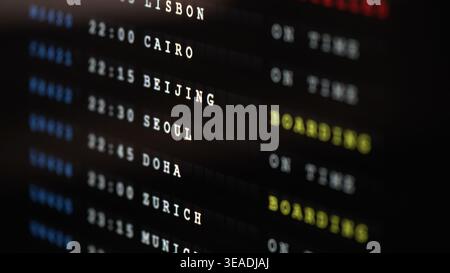 Abflugtafel mit internationalem Flugplan. Stockfoto
