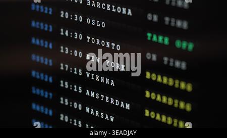 Abflugtafel mit internationalem Flugplan. Stockfoto