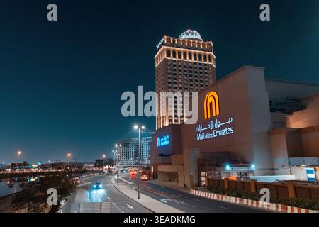 14. Januar 2026, Dubai, VAE: Mall of the Emirates und zusammenhängender Wolkenkratzer, beleuchtet vor dem dunklen Nachthimmel, mit städtischen Straßen und Verkehr Stockfoto