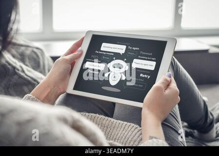 Frauenhände halten weißen Tablet-pc mit KI-Assistent, umgeben von mehreren Fehlermeldungen, dunkler Modus. Das Konzept der künstlichen Intelligenz Stockfoto