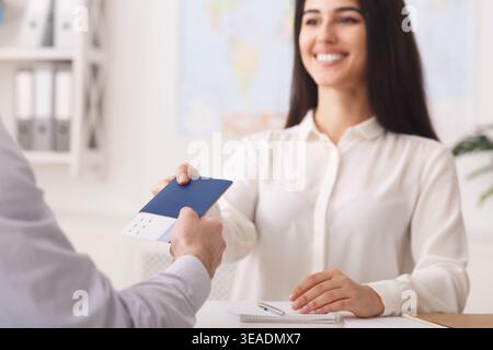 Reisebüro, das Tickets und Reisepass für Touristen ausgibt Stockfoto
