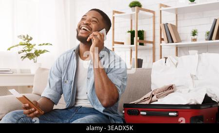 Glückliche Menschen Vorbereitung für Reisen, am Telefon sprechen Stockfoto