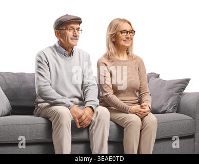 Reifes Paar, das auf einem grauen Sofa sitzt, isoliert auf weißem Hintergrund Stockfoto