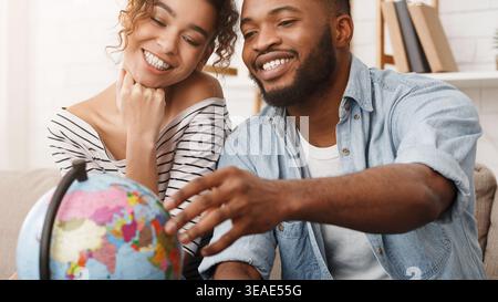 Brautpaar mit Globus Wahl für Reisen Stockfoto