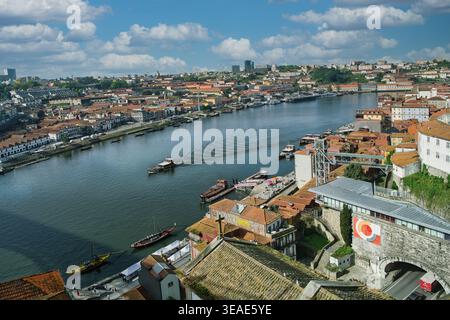Blick von der Brücke Ponte Luiz I auf die Altstadt von Porto Ribeira und über den Fluss Douro nach Vila Nova de Gaia. Porto, Portugal, Europa Stockfoto