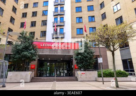 Das Leonardo Hotel befindet sich am 12. April 2026 in Newcastle upon Tyne und verfügt über eine moderne Gebäudefassade. Der Eingang ist durch den Namen des Hotels gekennzeichnet, der gut sichtbar in Rot ist. Um den Eingang herum gibt es ordentlich geschnittene Bäume und Sträucher. Mehrere Etagen mit Fenstern spiegeln die städtische Umgebung wider. In der Nähe befindet sich ein Schild mit Parkmöglichkeiten. Stockfoto