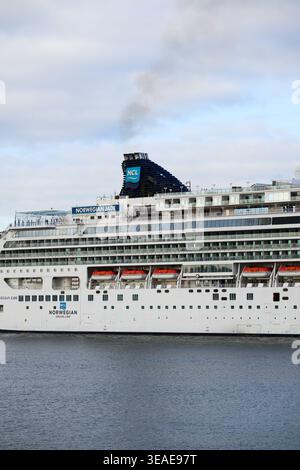 Seattle - 17. April 2026; norwegisches Jade-Kreuzfahrtschiff mit Trichtersegeln mit Logo und Namen Stockfoto