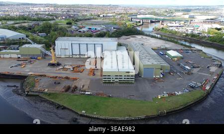 Die Szene zeigt Werke von Liebherr Cranes Sunderland in Deptford am Ufer des River Wear. Die Abbildung zeigt große Gebäude, die für den Kranbau und die Montage verwendet werden. Auf dem Gelände sind mehrere Kräne und Baumaterialien sichtbar. In der Umgebung befinden sich Industriegebäude und Grünflächen. Stockfoto