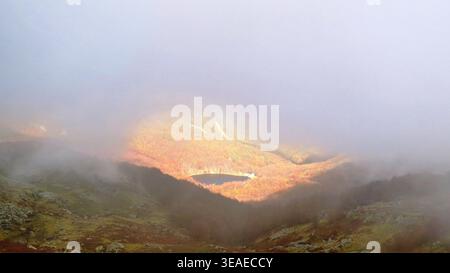 Luftaufnahme des Lago delle Guadine im Herbstnebel, Italien. Stockfoto