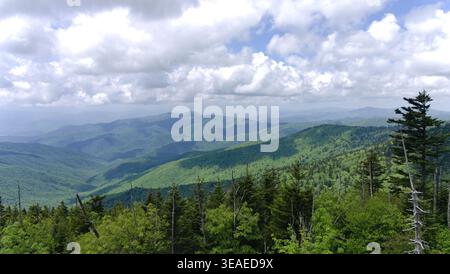 Im Great Smoky Mountains National Park mit überlagerten Bergkämmen unter dramatischen Wolken und weichem Dunst. Stockfoto