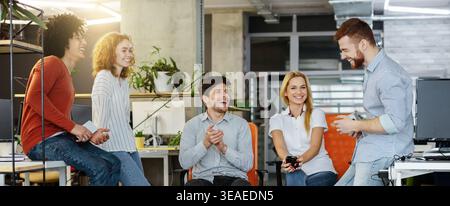 Kreatives Team in eine Diskussion über neue Design Projekt im Büro Stockfoto