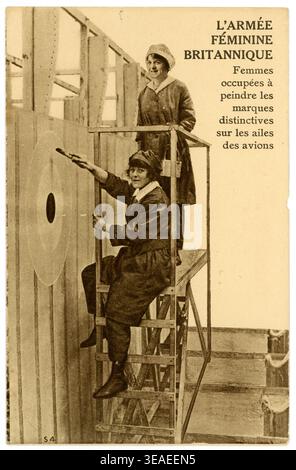 1900er Weltkrieg Französische Postkarte von britischen Kriegsarbeiterinnen, die ein Schild auf dem Flugzeugflügel malten. 1900's Home Front Jobs. Um 1918. Stockfoto