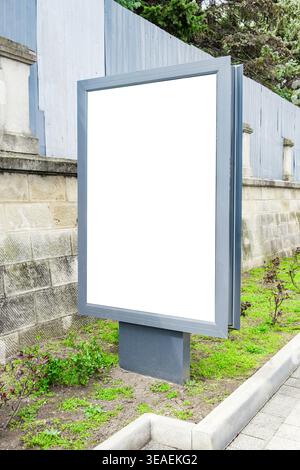 Vertikale leere Reklametafel auf der Straße, leeres Poster mit weißem Kopierraum Stockfoto