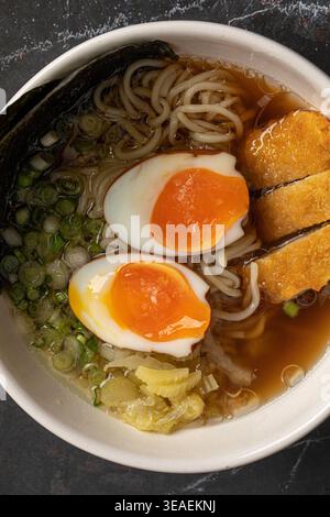 Japanische Ramen mit Einudeln und Brühe Stockfoto