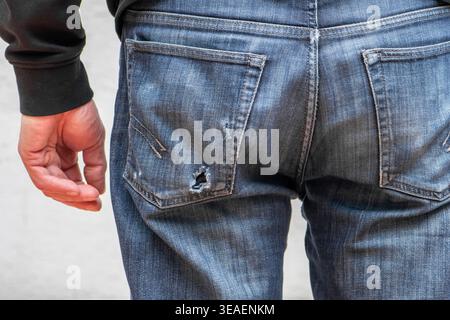 Leere Jeanstasche nach Diebstahl des Smartphones Risikokontrolle für die Datensicherheit. Stockfoto