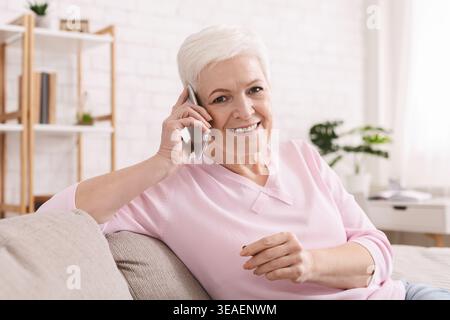 Ältere Frau im Gespräch über Ihr Handy zu Hause Stockfoto