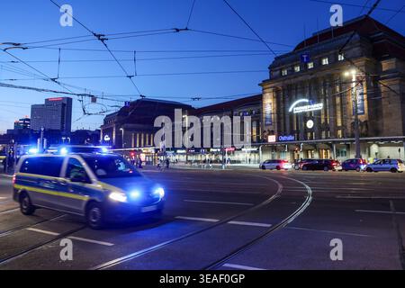 05. März 2026, Sachsen, Leipzig: Am Abend fährt ein Polizeifahrzeug mit blauen Lichtern vor dem Leipziger Hauptbahnhof durch die Leipziger Innenstadt. Foto: Jan Woitas/dpa Stockfoto