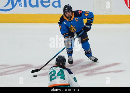 Toronto, Ontario, Kanada. April 2026. Der Stürmer Blayre Turnbull #40 von Toronto Septres läuft mit dem Puck während des PWHL-Spiels zwischen Toronto Septres und New York Sirens im Coca-Cola Coliseum am 21. April 2026 in Toronto, Kanada. (Kreditbild: © Leonardo Ramirez/eyepix via ZUMA Press Wire) NUR REDAKTIONELLE VERWENDUNG! Nicht für kommerzielle ZWECKE! Stockfoto