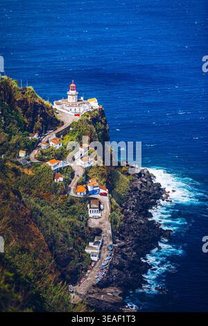 Dramatischer Blick auf den Leuchtturm auf Ponta do Arnel, Nordeste, Sao Miguel Island, Azoren, Portugal. Leuchtturm Arnel bei Nordeste auf der Insel Sao Miguel Stockfoto