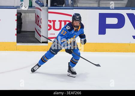 Toronto, Ontario, Kanada. April 2026. Defenderin Ella Shelton #17 der Toronto Sceptres während eines Spiels gegen die Toronto Sceptres und New York Sirens im Coca-Cola Coliseum am 21. April 2026 in Toronto, Kanada. (Kreditbild: © Leonardo Ramirez/eyepix via ZUMA Press Wire) NUR REDAKTIONELLE VERWENDUNG! Nicht für kommerzielle ZWECKE! Stockfoto