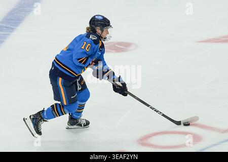 Toronto, Ontario, Kanada. April 2026. Hanna Baskin #10 von Toronto Sceptres skettet mit dem Puck während des PWHL-Spiels zwischen Toronto Sceptres und New York Sirens im Coca-Cola Coliseum am 21. April 2026 in Toronto, Kanada. (Kreditbild: © Leonardo Ramirez/eyepix via ZUMA Press Wire) NUR REDAKTIONELLE VERWENDUNG! Nicht für kommerzielle ZWECKE! Stockfoto