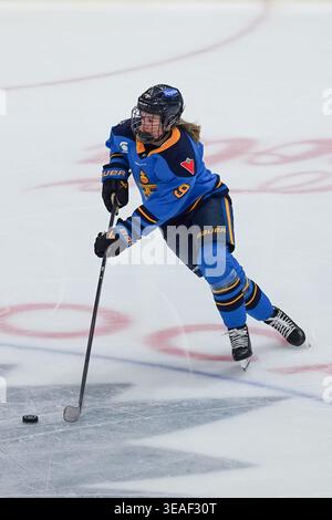 Toronto, Ontario, Kanada. April 2026. Stürmer Daryl Watts #9 von Toronto Septres skettet mit dem Puck während des PWHL-Spiels zwischen Toronto Septres und New York Sirens im Coca-Cola Coliseum am 21. April 2026 in Toronto, Kanada. (Kreditbild: © Leonardo Ramirez/eyepix via ZUMA Press Wire) NUR REDAKTIONELLE VERWENDUNG! Nicht für kommerzielle ZWECKE! Stockfoto