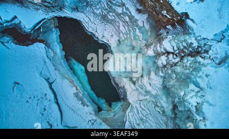 Luftgefrorener Wasserfall und Eismuster Top Down im Winter Stockfoto