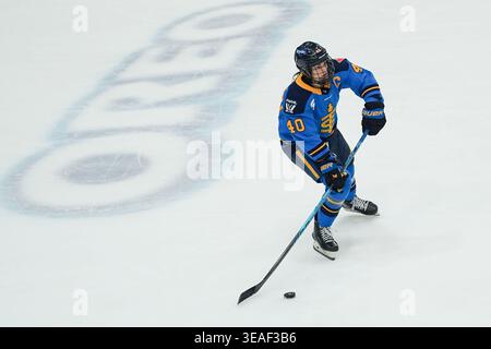 Toronto, Ontario, Kanada. April 2026. Der Stürmer Blayre Turnbull #40 von Toronto Septres läuft mit dem Puck während des PWHL-Spiels zwischen Toronto Septres und New York Sirens im Coca-Cola Coliseum am 21. April 2026 in Toronto, Kanada. (Kreditbild: © Leonardo Ramirez/eyepix via ZUMA Press Wire) NUR REDAKTIONELLE VERWENDUNG! Nicht für kommerzielle ZWECKE! Stockfoto