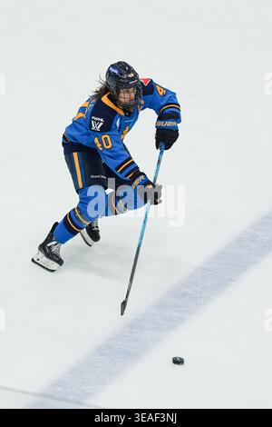 Toronto, Kanada. April 2026. Der Stürmer Blayre Turnbull #40 von Toronto Septres läuft mit dem Puck während des PWHL-Spiels zwischen Toronto Septres und New York Sirens im Coca-Cola Coliseum am 21. April 2026 in Toronto, Kanada. (Foto: Leonardo Ramirez/Eyepix Group/SIPA USA) Credit: SIPA USA/Alamy Live News Stockfoto