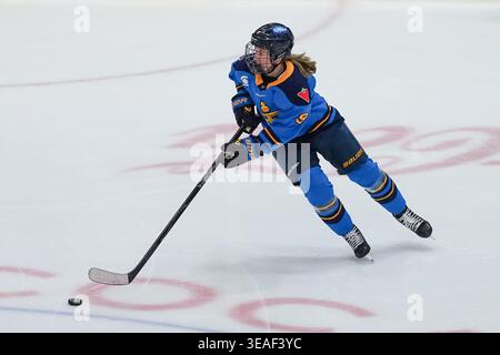 Toronto, Kanada. April 2026. Stürmer Daryl Watts #9 von Toronto Septres skettet mit dem Puck während des PWHL-Spiels zwischen Toronto Septres und New York Sirens im Coca-Cola Coliseum am 21. April 2026 in Toronto, Kanada. (Foto: Leonardo Ramirez/Eyepix Group/SIPA USA) Credit: SIPA USA/Alamy Live News Stockfoto