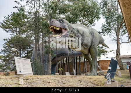 Großes Dinosauriermodell im Freien mit offenem Mund und scharfen Zähnen in einem Park Stockfoto