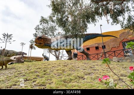 Detaillierte Karnotenaurus-Skulptur im parque cretacico, sucre, bolivien Stockfoto