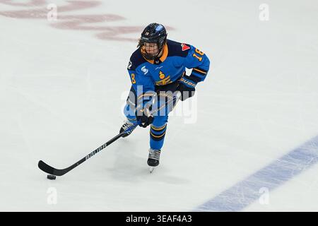 Toronto, Kanada. April 2026. Stürmer Jesse Compher #18 von Toronto Sceptres skettet mit dem Puck während des PWHL-Spiels zwischen Toronto Sceptres und New York Sirens im Coca-Cola Coliseum am 21. April 2026 in Toronto, Kanada. (Foto: Leonardo Ramirez/Eyepix Group/SIPA USA) Credit: SIPA USA/Alamy Live News Stockfoto