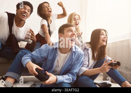 Aufgeregt Freunde spielen Videospiele zu Hause Stockfoto