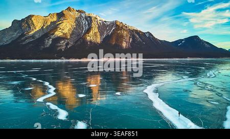 Der Abraham Lake hat im Winter Eis und Berge gesprengt Stockfoto