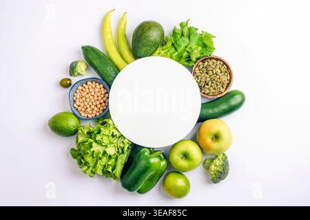 Frische gesunde Lebensmittelzusammensetzung in einem kreisförmigen Rahmen mit Gemüse, Früchten und Körnern um leeren Raum auf weißem Hintergrund angeordnet, der Balanc fördert Stockfoto