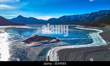 Luftgefrorener See mit Mountain Range und Rocky Shoreline im Winter Stockfoto