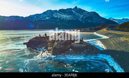 Der Abrahham Lake Rocky Outcrop und die Snowy Mountains im Winter Stockfoto