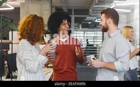 Junge diverse Kollegen Ideen während der Kaffeepause Stockfoto