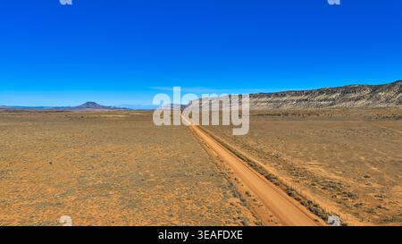 Arizona Strip Dirt Road, raue Wüstenlandschaft und Mount Trumbull Stockfoto