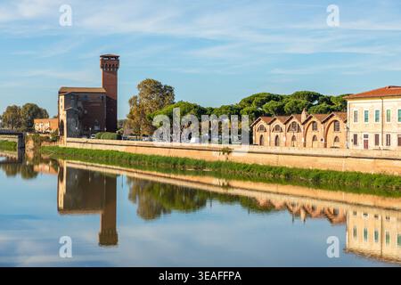 Pisa, Italien - 11. November 2022: Historische Gebäude von Torre Guelfa und Lungarno Gambacorti spiegeln sich auf dem Fluss Arno wider. Stockfoto