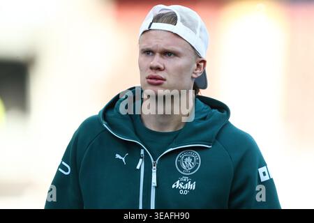 Burnley, Großbritannien. April 2026. Erling Haland von Manchester City kommt am 22. April 2026 vor dem Premier League-Spiel Burnley gegen Manchester City in Turf Moor, Burnley, Großbritannien (Foto: Jorge Horsted/News Images) Credit: News Images LTD/Alamy Live News Stockfoto