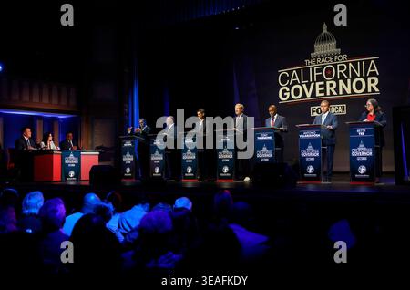 San Francisco, Usa. April 2026. Der Gouverneurskandidat Xavier Becerra, weit links, ehemaliger US-Gesundheitsminister und Generalstaatsanwalt von Kalifornien, spricht während der von der Black Action Alliance am 3. Februar 2026 im Bayview Opera House in San Francisco präsentierten Gubernatorialdebatte „The Race for California Governor“. Mehrere Kandidaten stehen hinter Podiumsplätzen auf der Bühne, während das Publikum während der demokratischen Grunddebatte von unten beobachtet. (Foto: Nhat V. Meyer/Bay Area News Group/TNS/SIPA USA) Credit: SIPA USA/Alamy Live News Stockfoto