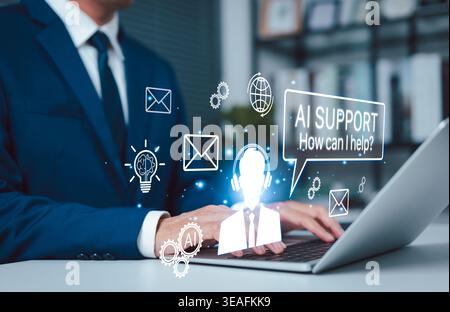 KI-Support und Smart Customer Service Assistance Konzept. Professioneller Benutzer, der ein Notebook mit virtuellen Support-Agenten, Nachrichten- und Automatisierungssymbolen verwendet. Helpdesk Stockfoto