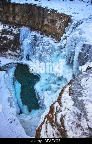 Frozen Crescent Falls und Icy Canyon Cliffs in Winter Alberta von oben Stockfoto