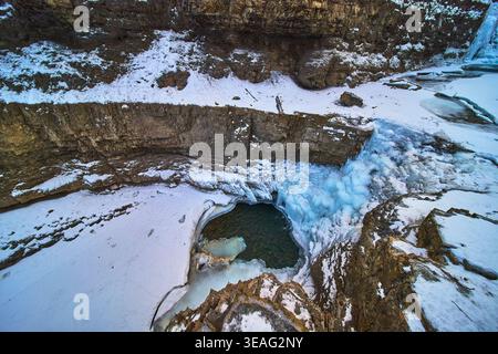Gefrorener Wasserfall Canyon und schneebedeckte Klippen in der Winterlandschaft Stockfoto