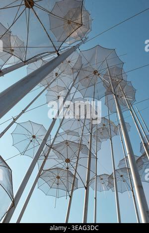 Extreme Tiefwinkelperspektive der Regenschirmskulptur von George Zongolopoulos in Thessaloniki Stockfoto