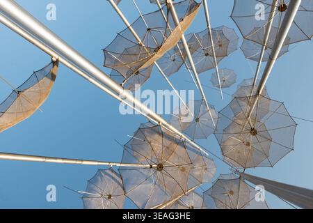 Tiefwinkelansicht der Kunstinstallation Regenschirme von George Zongolopoulos in Thessaloniki, Griechenland Stockfoto