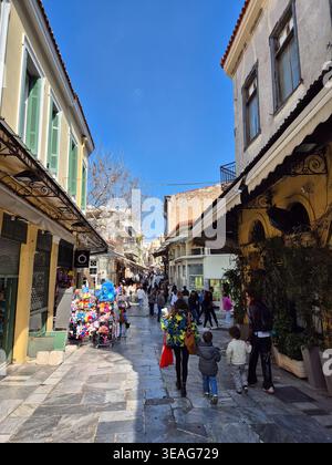 Eine lebendige, enge Fußgängerstraße in Athen, Griechenland, im historischen Viertel Plaka. Stockfoto