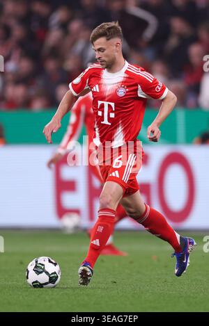 LEVERKUSEN, DEUTSCHLAND - 22. APRIL: Joshua Kimmich von Bayern München beim DFB Cup-Halbfinalspiel zwischen Bayer 04 Leverkusen und FC Bayern München am 22. April 2026 in Leverkusen. (Foto: Rene Nijhuis) Stockfoto